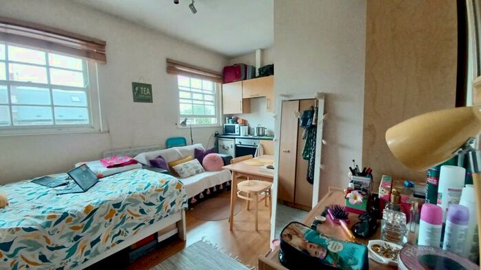 Flat To Rent In Offord Road, Islington, N1