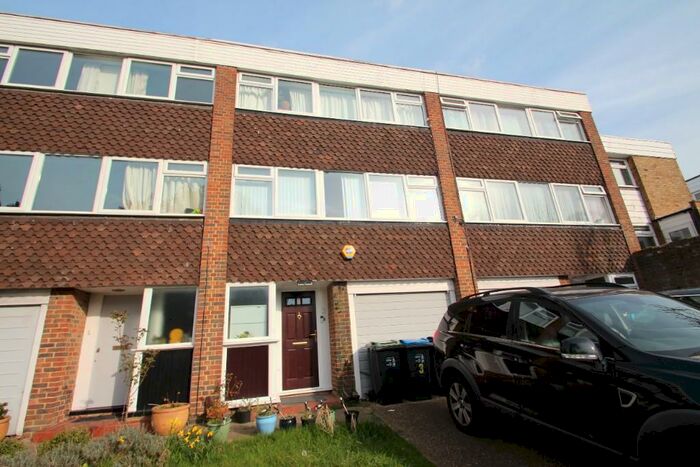 4 Bedroom Town House To Rent In Willow Mount, Croydon, Surrey, CR0