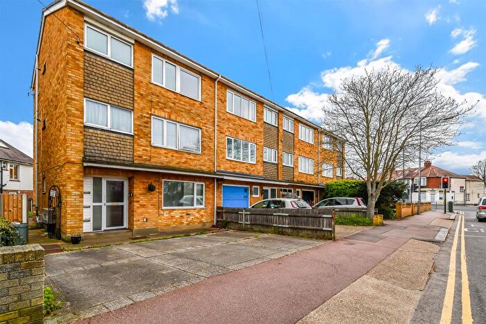 1 Bedroom Flat To Rent In Hadleigh Road, Leigh-On-Sea, SS9