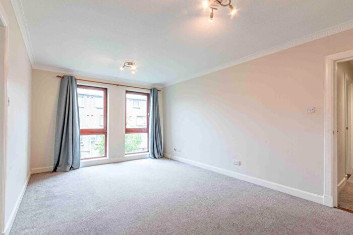 2 Bedroom Flat To Rent In L Duddingston Mills, Edinburgh, EH8