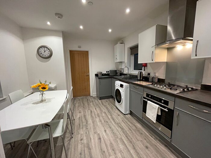 2 Bedroom Flat To Rent In Ewart Place, Brynhyfryd, Swansea, SA5