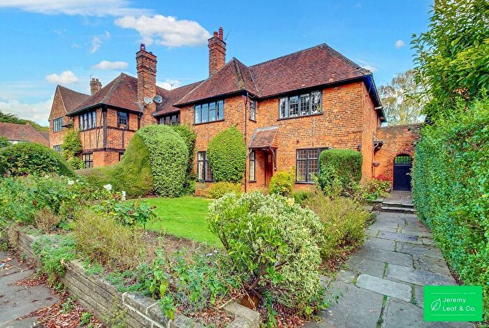 3 Bedroom Flat For Sale In Edmunds Walk, London, N2