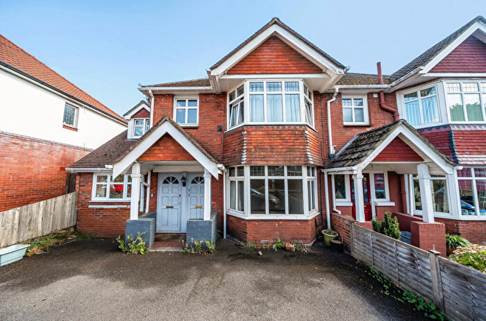 2 Bedroom Maisonette For Sale In Winchester Road, Southampton, Hampshire, SO16
