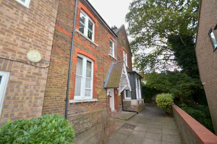 1 Bedroom Flat To Rent In Berkeley Mount, Old Road, Chatham, ME4