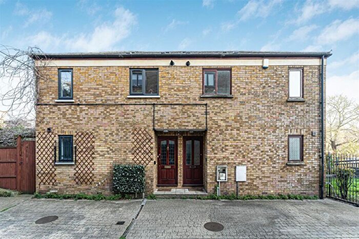 2 Bedroom House To Rent In Carr Street, London, E14