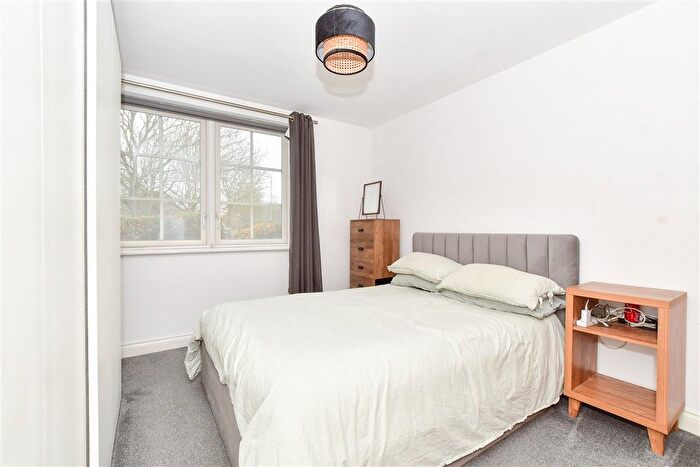 1 Bedroom Flat For Sale In Gainsborough Close, Basildon, Essex, SS14