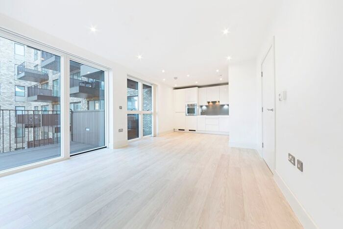 2 Bedroom Flat To Rent In Lakeside Drive, Park Royal, London, NW10