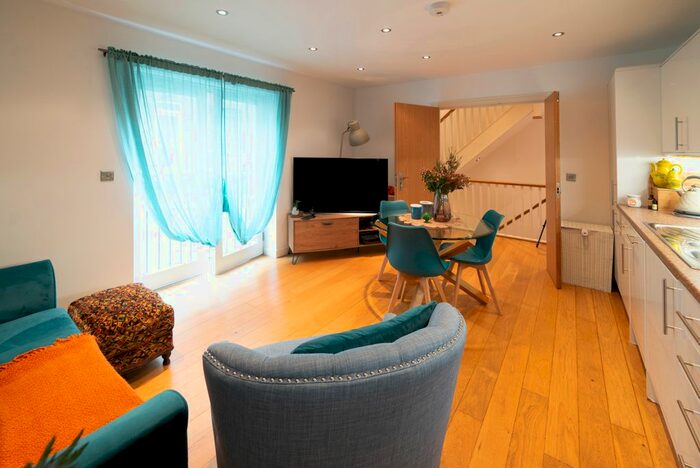 2 Bedroom Mews To Rent In Chiswick High Road, London, W4