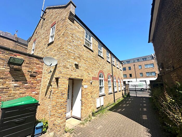 3 Bedroom Semi-Detached House To Rent In Finsbury Park Road, London, N4