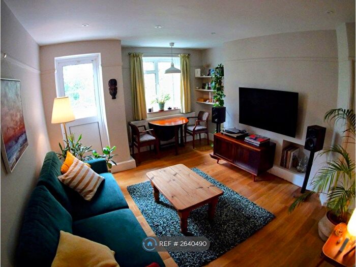 3 Bedroom Flat To Rent In Loddiges Road, London, E9