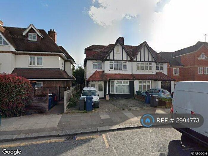 3 Bedroom Flat To Rent In Edgwarebury Lane, Edgware, HA8