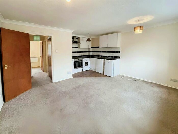 2 Bedroom Flat To Rent In Vicarage Square, Grays, RM17