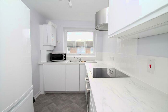 2 Bedroom Flat To Rent In Mintern Close, Hedge Lane, Palmers Green, London, N13