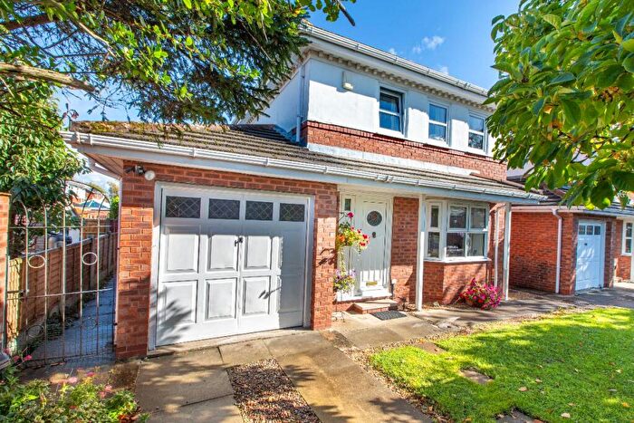 4 Bedroom Detached House For Sale In Hodgson Lane, Drighlington, BD11