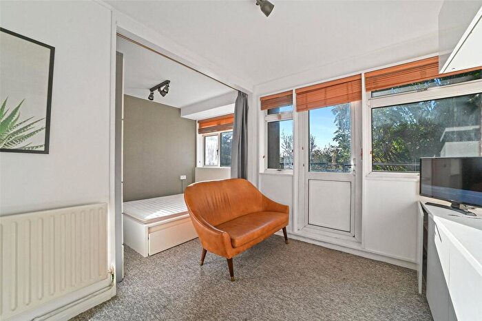 Apartment To Rent In Solander Gardens, Shadwell, London, E1