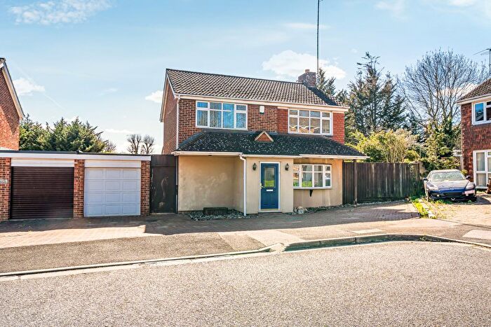 4 Bedroom Detached House For Sale In Grovebury Close, Erith, DA8