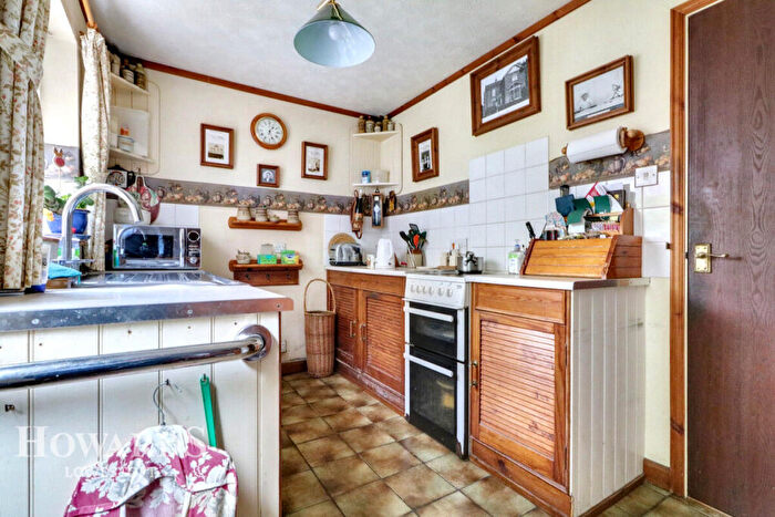 3 Bedroom Semi-Detached House For Sale In Grampian Way, Lowestoft, NR32