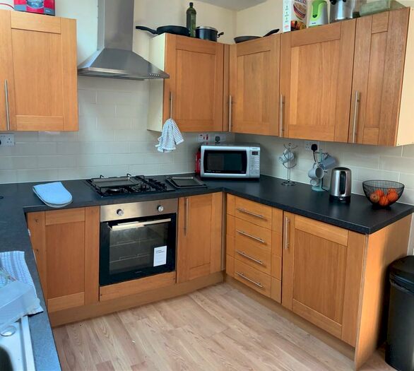 6 Bedroom Semi-Detached House To Rent In Clifton Avenue, Fallowfield, M14