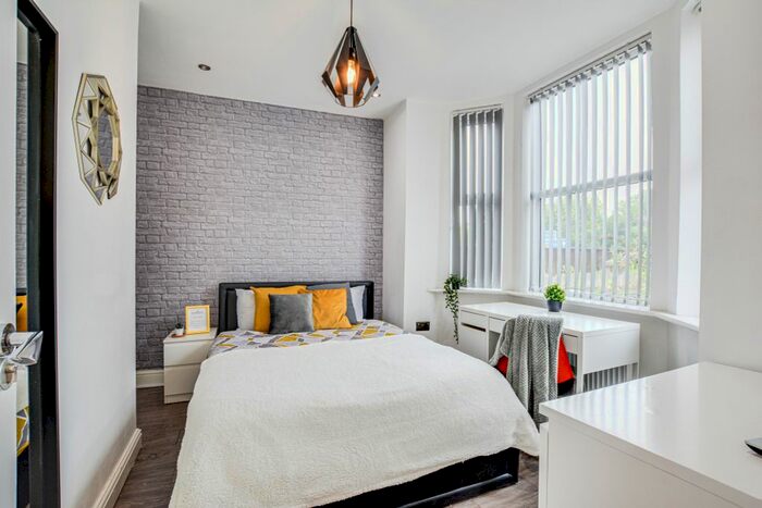 6 Bedroom Semi-Detached House To Rent In Haven Street, Salford, M6