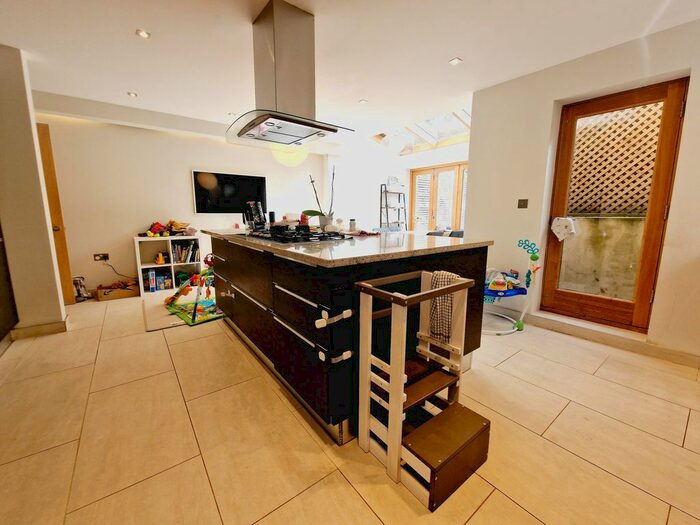 4 Bedroom Semi-Detached House To Rent In Richmond Avenue, Angel, N1