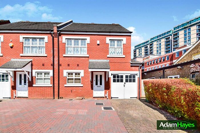 4 Bedroom Semi-Detached House To Rent In Dale Grove, North Finchley, N12