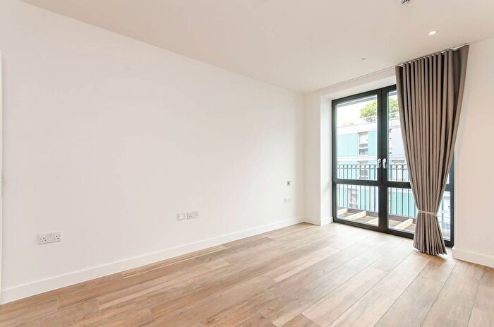 2 Bedroom Flat To Rent In Three Colts Lane, Bethnal Green, London, E2