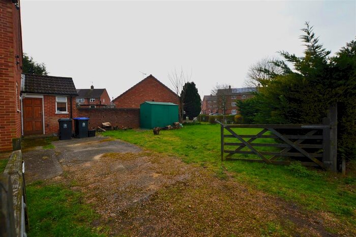 3 Bedroom End Of Terrace House For Sale In Almond Road, Burnham, Slough, SL1