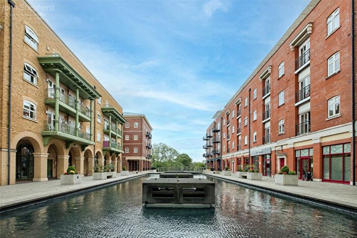 2 Bedroom Flat For Sale In Waterside, Shirley, Solihull, West Midlands, B90
