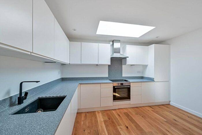 1 Bedroom Detached House For Sale In Ravensbourne Road, Catford, London, SE6