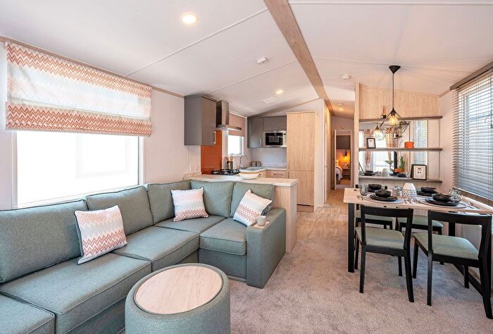 3 Bedroom Mobile/park Home For Sale In Devonshire Drive, Tenby, SA70