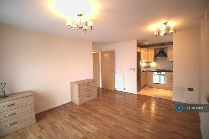 2 Bedroom Flat To Rent In Yenston Close, London, SM4