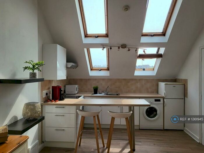 Studio To Rent In High Street, London, N8