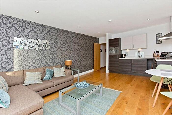 1 Bedroom Flat To Rent In Melvin Walk, Edinburgh, EH3