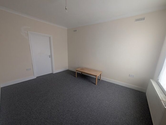 2 Bedroom Flat To Rent In Gladstone Road, Southall, UB2