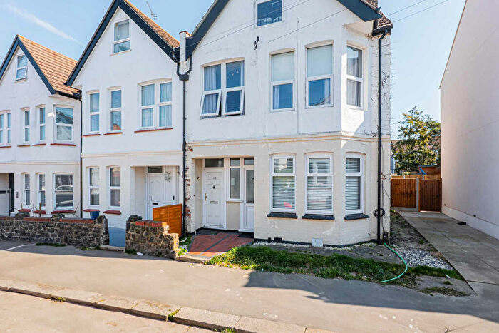 2 Bedroom Apartment For Sale In Tintern Avenue, Westcliff-on-sea, SS0
