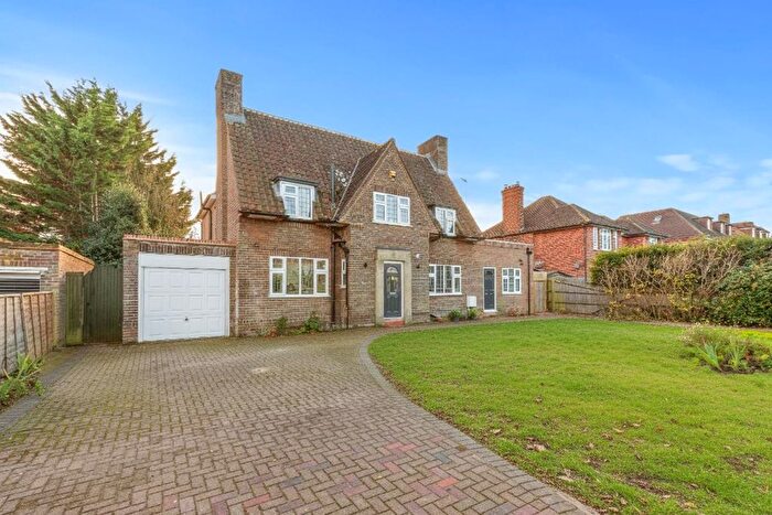 4 Bedroom Detached House To Rent In School Close, High Wycombe, HP11