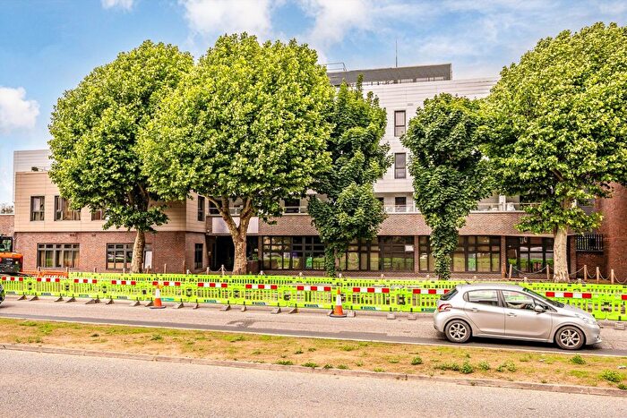 1 Bedroom Flat For Sale In Staines Road West, Sunbury-On-Thames, TW16