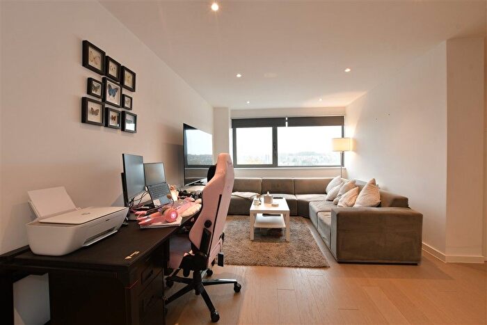 2 Bedroom Flat For Sale In Hubert Road, Brentwood, Essex, CM14