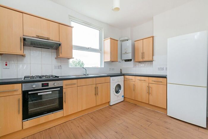 4 Bedroom Flat To Rent In Churchfield Road, Acton, London, W3
