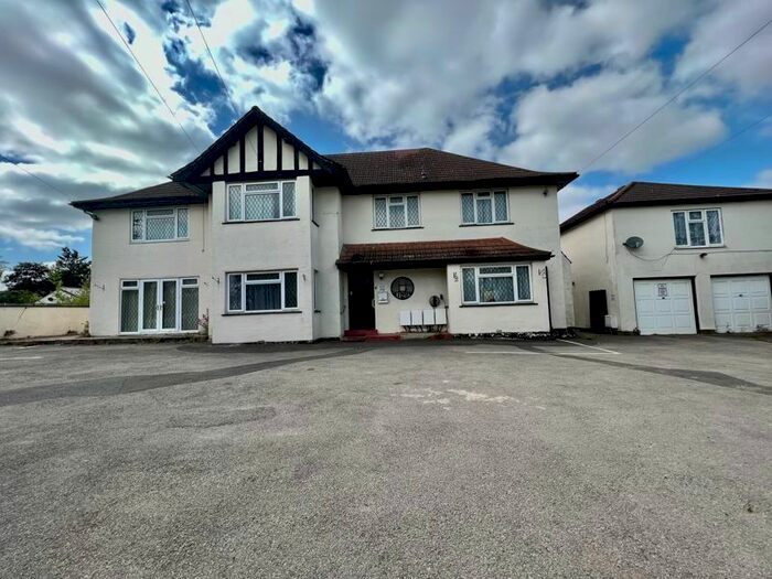 2 Bedroom Flat To Rent In Swakeleys Road, Uxbridge, UB10