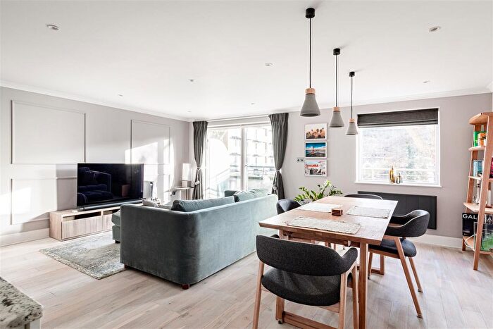 2 Bedroom Flat For Sale In Chiswick High Road, London, W4