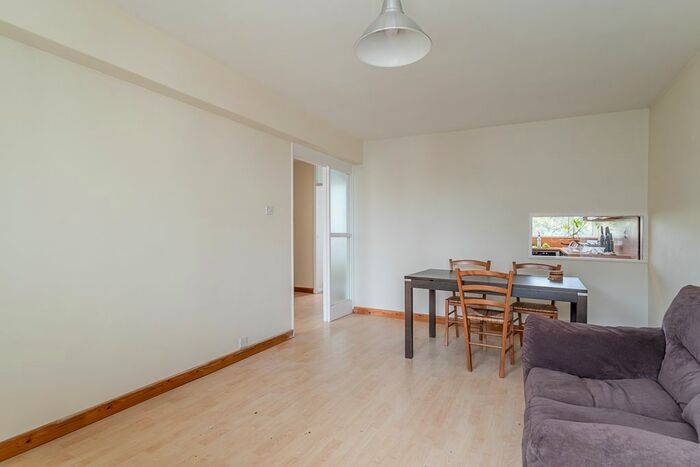 2 Bedroom Flat To Rent In Churchill Gardens, London, SW1V