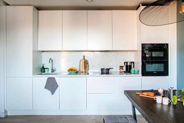 2 Bedroom Flat To Rent In Falcon Road, London, SW11