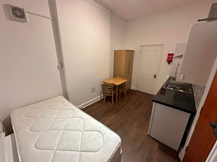 Studio To Rent In Manstone Road, Kilburn, London, NW2