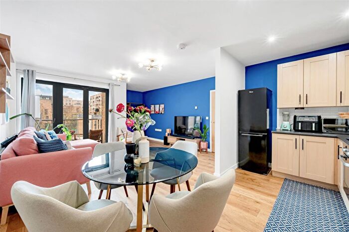 2 Bedroom Flat For Sale In Palmerston Road, London, W3
