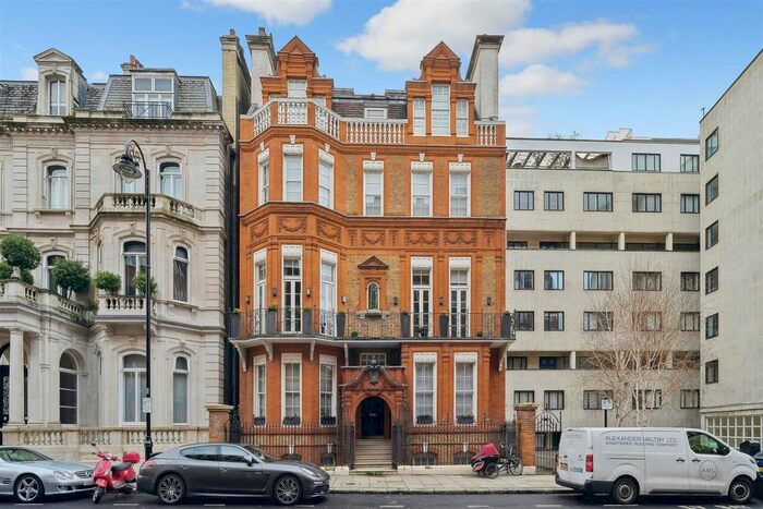 3 Bedroom Flat To Rent In Palace Gate, Kensington, W8