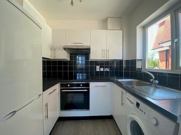 1 Bedroom Flat To Rent In Walton Road, West Molesey, KT8