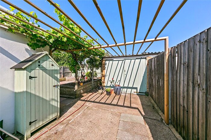 2 Bedroom Bungalow For Sale In Hollybank Close, Middlesex, TW12