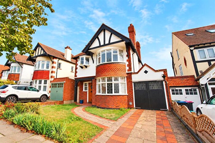 3 Bedroom Link Detached House To Rent In Medway Crescent, Leigh-on-Sea, Essex, SS9