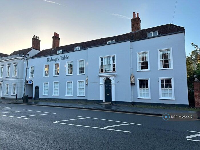 2 Bedroom Flat To Rent In West Street, Surrey, GU9